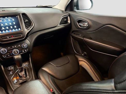 Used 2019 Jeep Cherokee Trailhawk w/ Cold Weather Group image 21