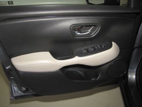 Certified 2025 Honda HR-V LX image 9