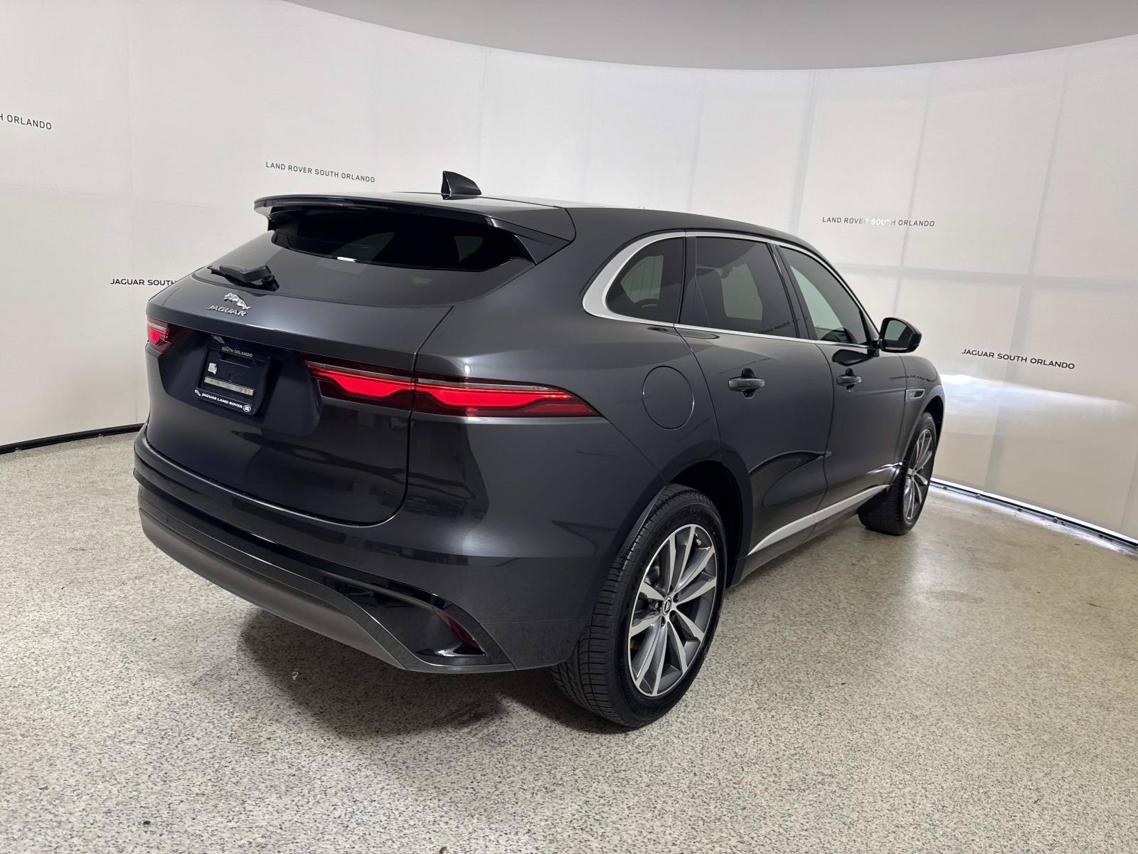 Certified 2025 Jaguar F-PACE R-Dynamic S AWD/4WD image 5