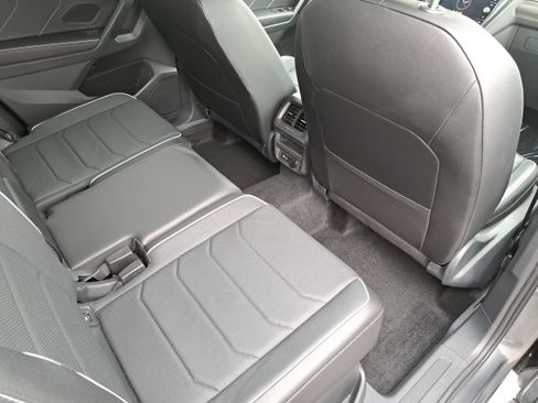 Certified 2024 Volkswagen Tiguan SEL R-Line image 11