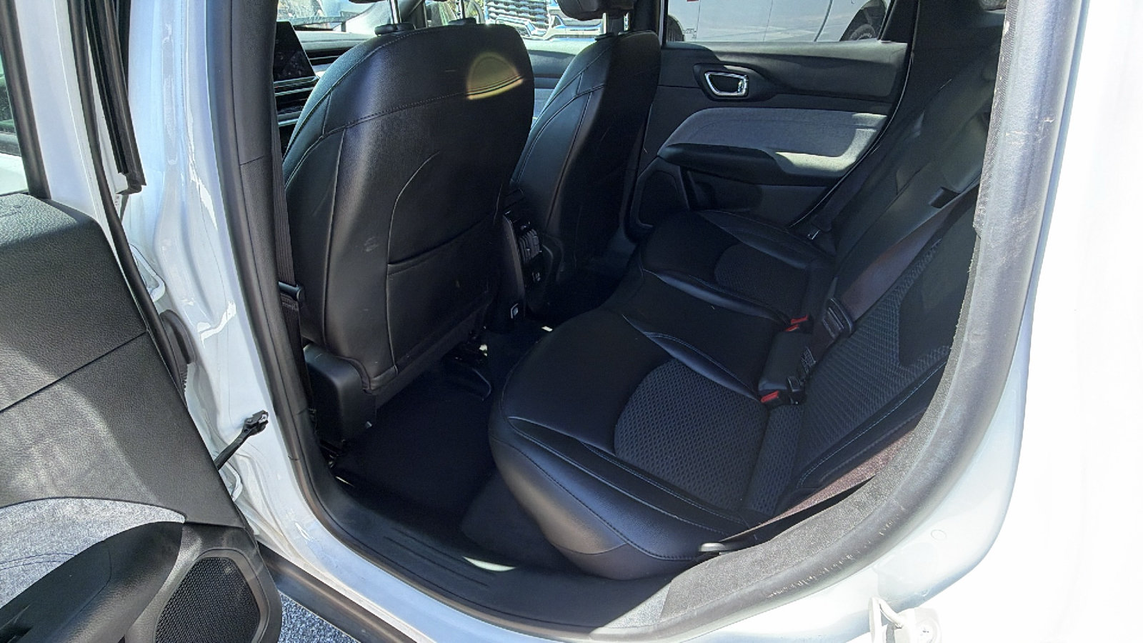 Used 2024 Jeep Compass Latitude AWD/4WD image 23