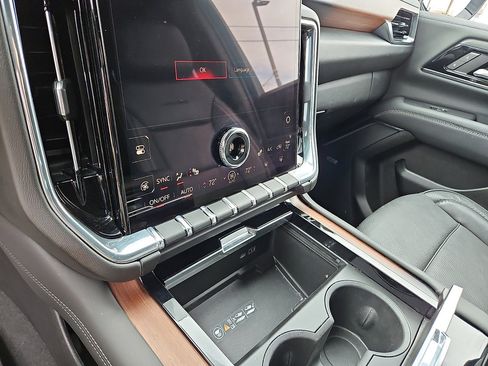 Used 2025 GMC Yukon Denali image 19