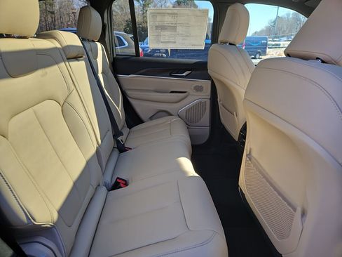 New 2026 Jeep Grand Cherokee Limited image 17