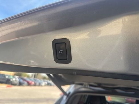 Used 2018 Toyota Highlander XLE image 9