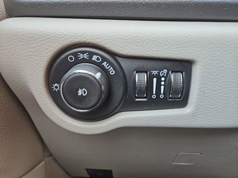 Used 2024 Chrysler Pacifica Touring-L image 23