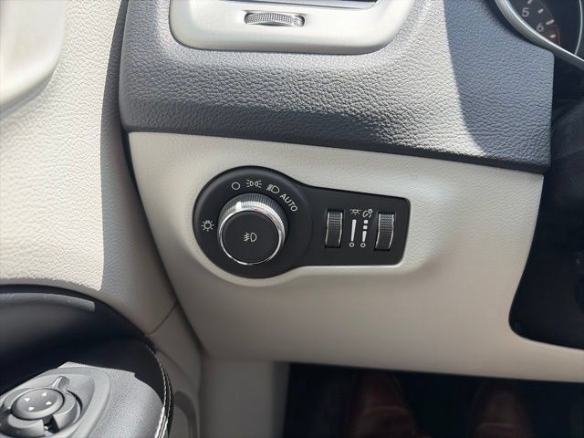 Used 2019 Jeep Compass Latitude FWD image 14