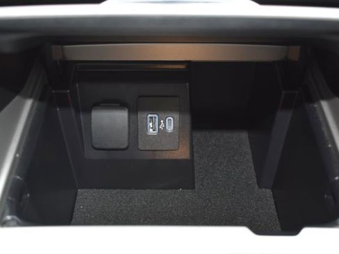 Used 2023 Ford Explorer XLT image 27