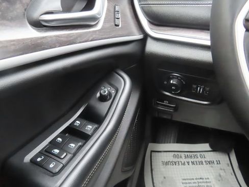 Used 2023 Jeep Grand Cherokee L Limited w/ Black Appearance Package image 33