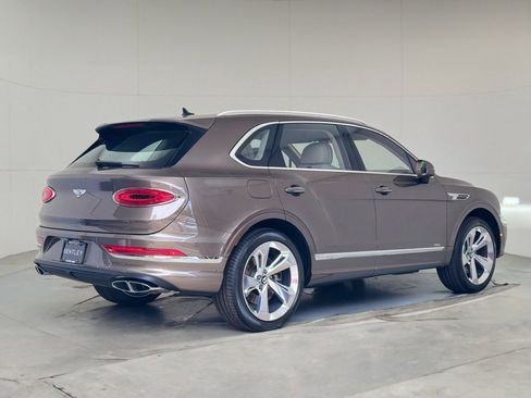 Used 2025 Bentley Bentayga image 4