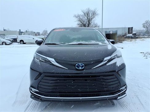 Certified 2023 Toyota Sienna XLE image 2