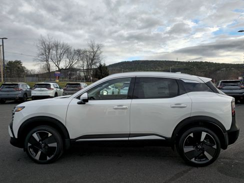 New 2025 Nissan Kicks SR image 8