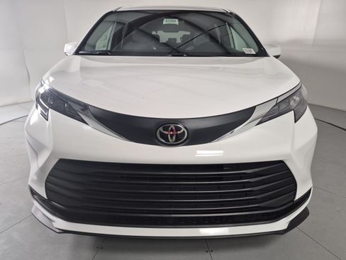 New 2026 Toyota Sienna LE FWD image 7