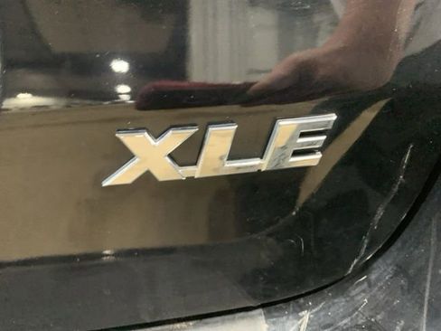 Used 2018 Toyota Sienna XLE image 28