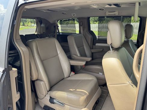 Used 2011 Volkswagen Routan SE FWD image 25