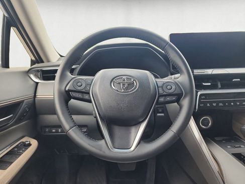 Used 2024 Toyota Venza XLE AWD/4WD image 13