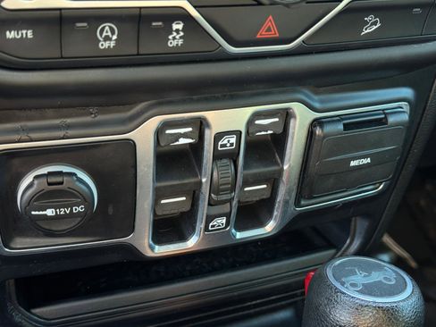 Used 2019 Jeep Wrangler Unlimited Sport S image 17