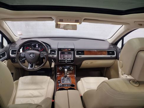 Used 2012 Volkswagen Touareg TDI image 35