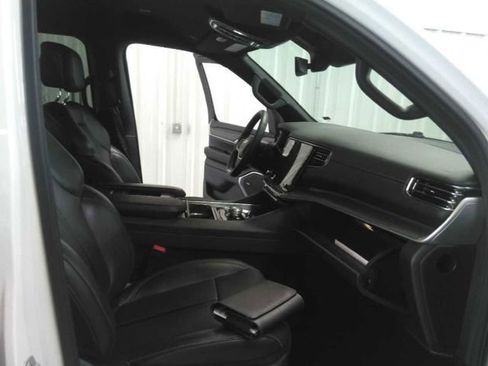 Used 2024 Jeep Wagoneer Series II w/ Flexible Seating Group RWD image 5