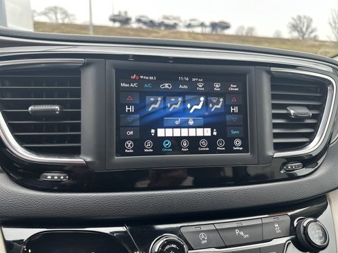 Used 2020 Chrysler Pacifica Touring-L image 22