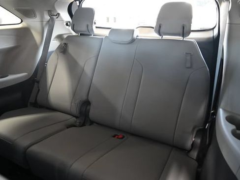 Used 2021 Toyota Sienna XLE w/ XLE Plus Package FWD image 13