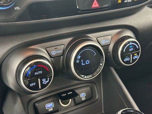 Used 2023 Hyundai Venue SEL image 15