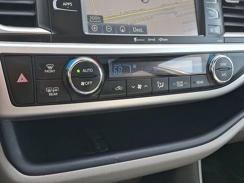 Used 2019 Toyota Highlander XLE AWD/4WD image 16