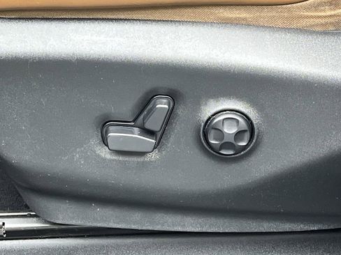 Used 2018 Chrysler Pacifica Limited w/ Tire & Wheel Group FWD image 10