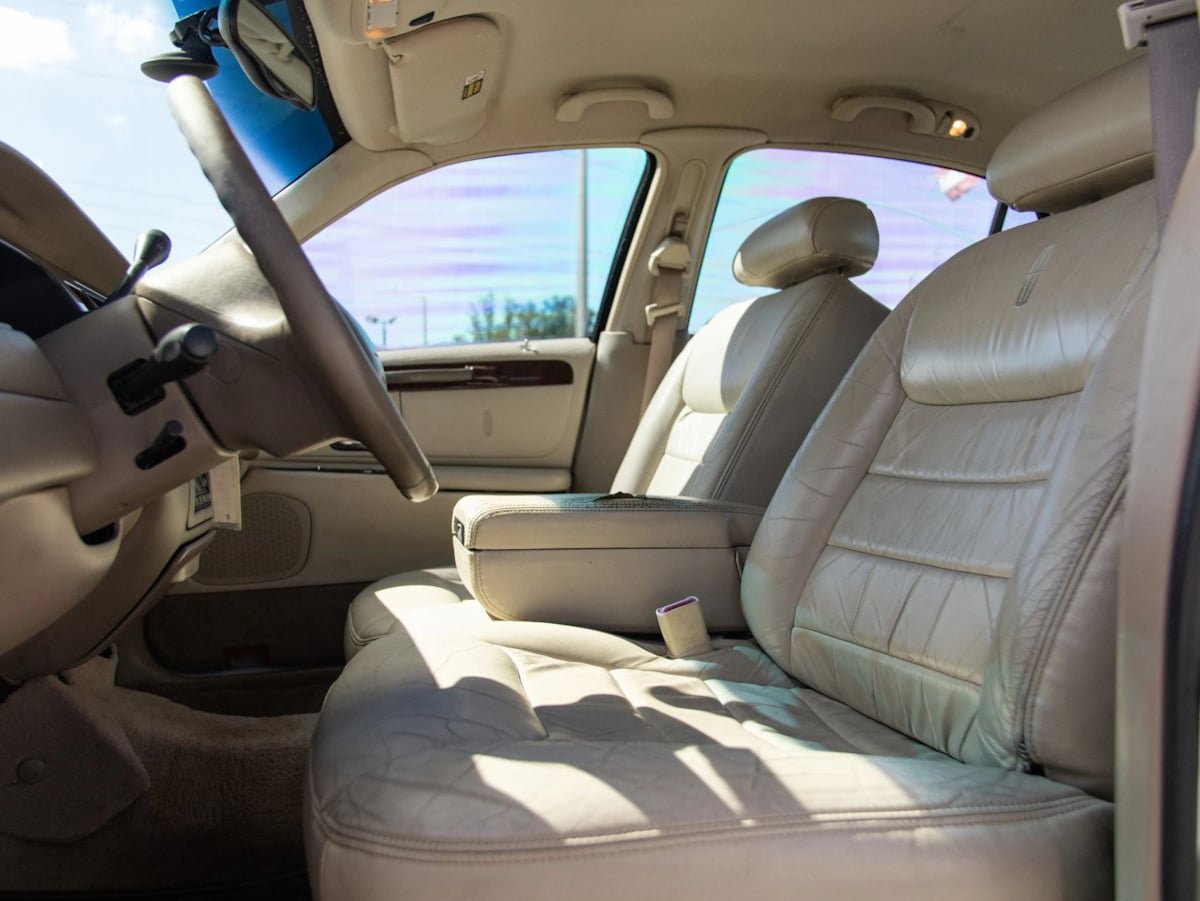 Used 2000 Lincoln Town Car Executive RWD image 21