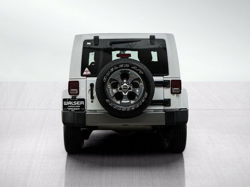Used 2018 Jeep Wrangler Sahara w/ Connectivity Group AWD/4WD image 4