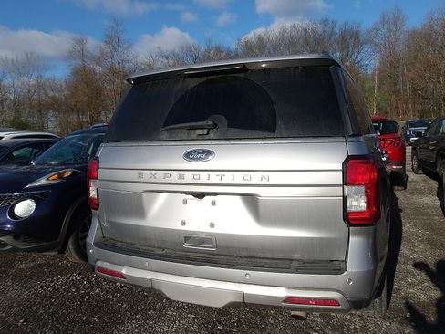 Used 2024 Ford Expedition XLT image 2
