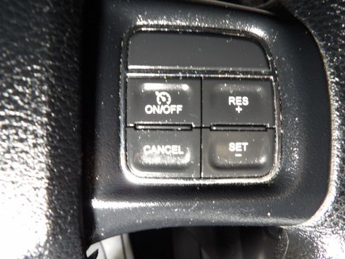 Used 2018 Dodge Journey SE image 17