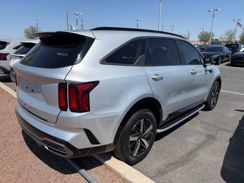 Used 2022 Kia Sorento EX w/ Panoramic Sunroof Package FWD image 3