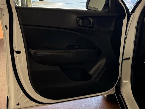 Used 2022 Hyundai Venue Limited image 13