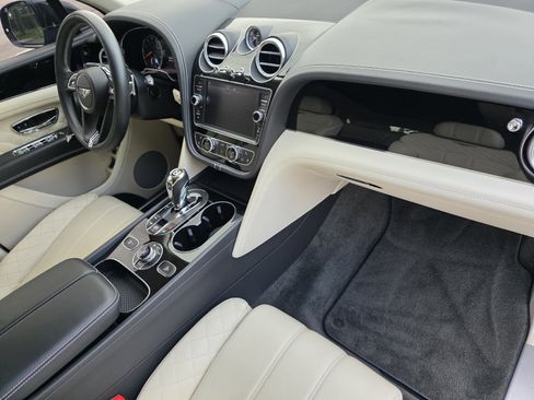 Used 2019 Bentley Bentayga image 31