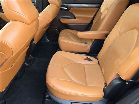 Used 2021 Toyota Highlander Platinum FWD image 20