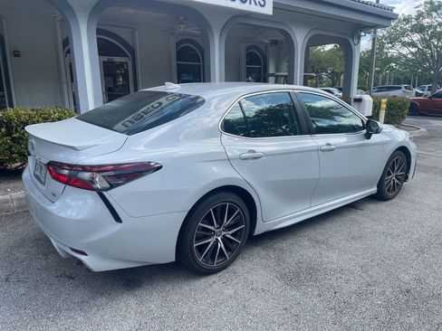 Used 2023 Toyota Camry SE image 3