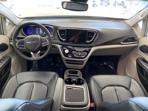 Used 2024 Chrysler Pacifica Touring-L FWD image 21