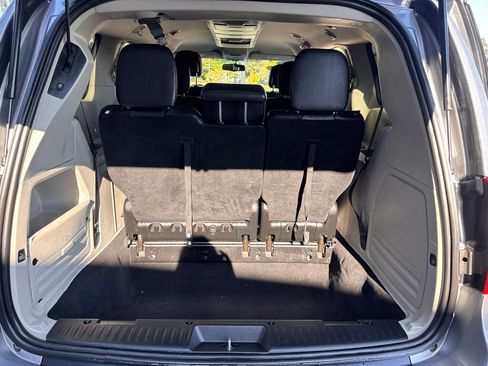 Used 2015 Chrysler Town & Country Touring FWD image 15