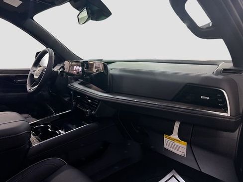 New 2025 Chevrolet Suburban Premier image 32