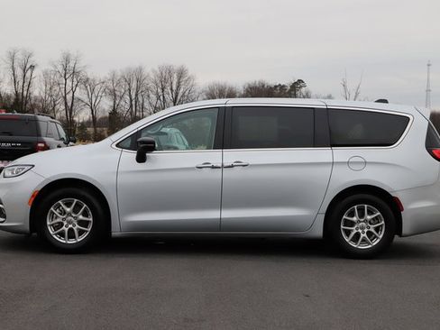 Used 2024 Chrysler Pacifica Touring-L image 4