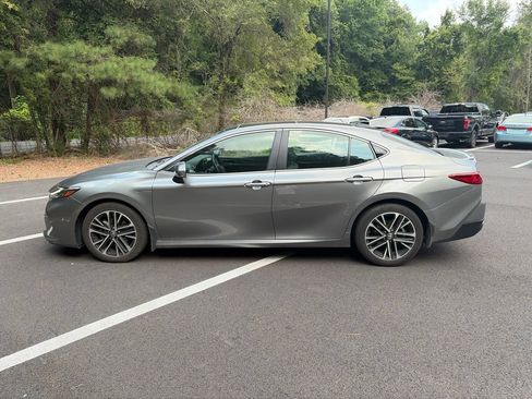 Used 2025 Toyota Camry XLE FWD image 8