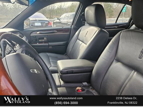 Used 2011 Lincoln Town Car Signature L image 20