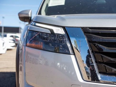 Used 2025 Nissan Pathfinder SV image 10