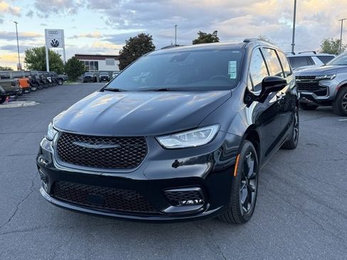 New 2026 Chrysler Pacifica Select w/ S Appearance Package image 10