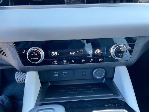 New 2025 Mitsubishi Outlander SE image 16