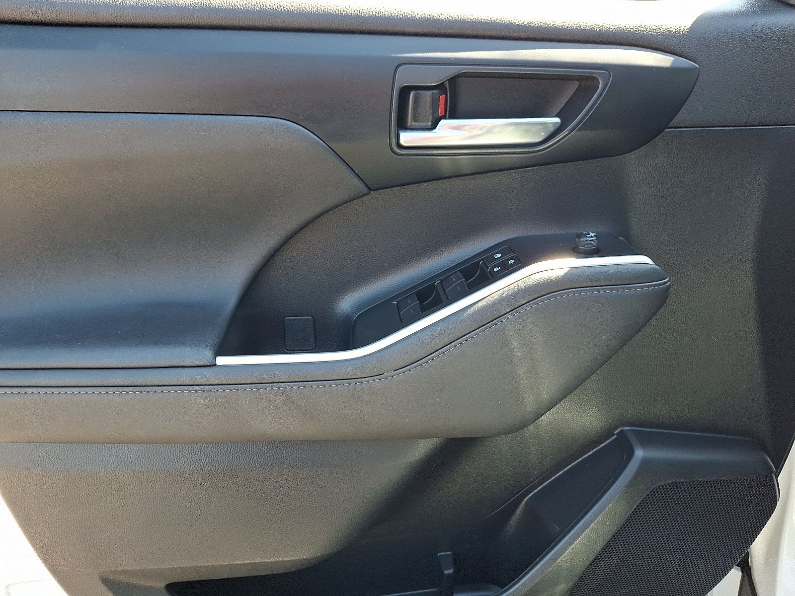 Used 2023 Toyota Highlander XLE w/ Protection Package #3 (TMS) AWD/4WD image 13
