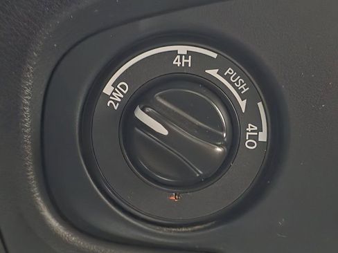 Used 2022 Nissan Frontier PRO-4X image 38