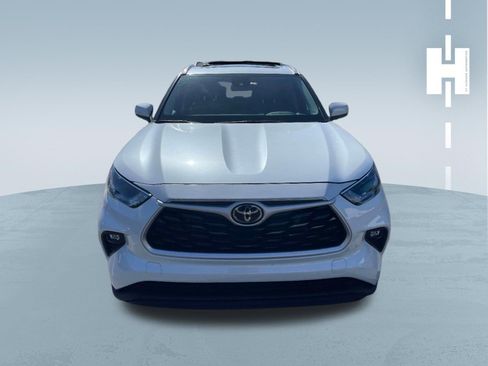 Used 2023 Toyota Highlander XLE AWD/4WD image 3
