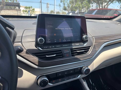 Used 2025 Nissan Altima 2.5 SV FWD image 16