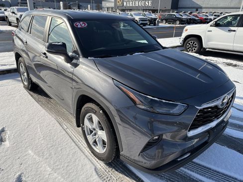 Certified 2025 Toyota Highlander LE image 2